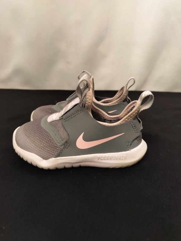 Photo 1 of GIRLS NIKE FLEX RUNNER SIZE 7C