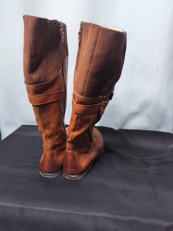 Photo 2 of WOMENS PRANCE ALMOND LEATHER EARTH BOOTS SIZE 8