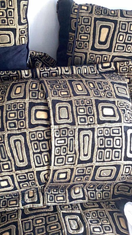 Photo 1 of KING OR QUEEN BEDSPREAD WITH FIVE MATCHING PILLOWS AND WRAPAROUND