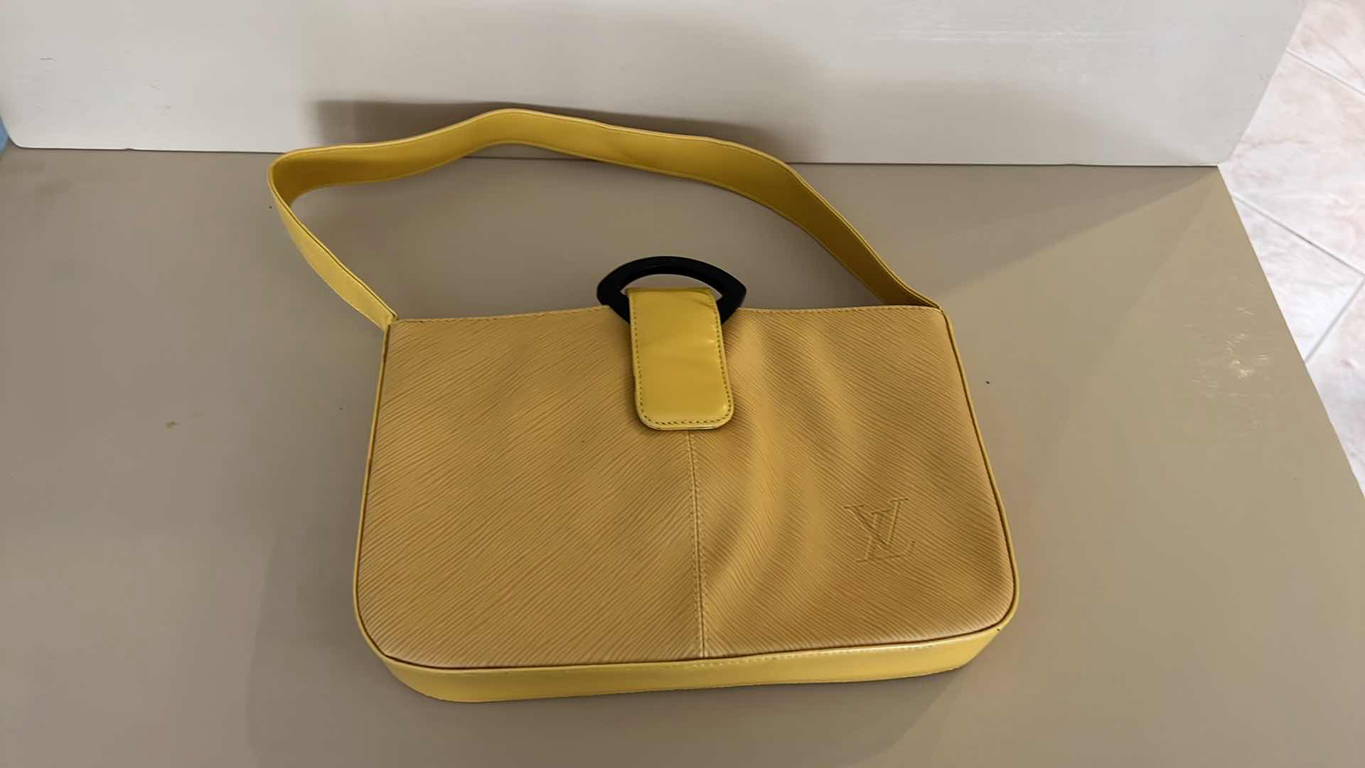 Photo 2 of CANARY YELLOW LOUIS VUITTON HANDBAG (NOT AUTHENTIC)