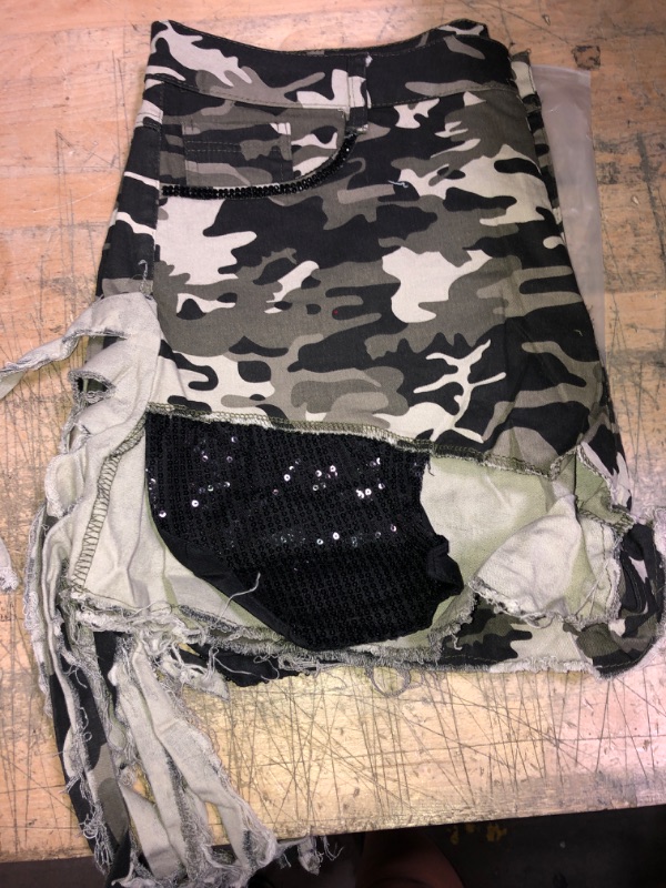 Photo 1 of CAMO SHORTS WITH BLACK RHINESTONES SIZE : 2XL