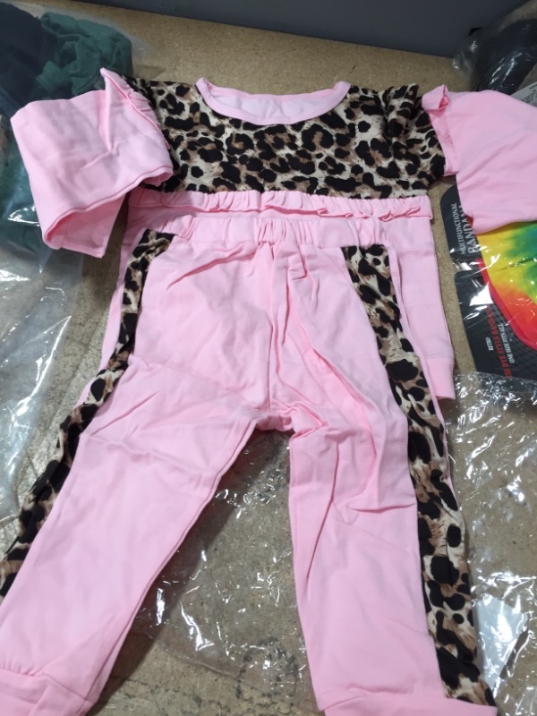 Photo 8 of ***non-refundable***
assorted goods
medium green long sleeve, flip flops size 9/10 & 8/9, baby moccasins 1.5 size, core 10 size m, scarf with pocket, girl outfit size 4/5t, gloves , face mask