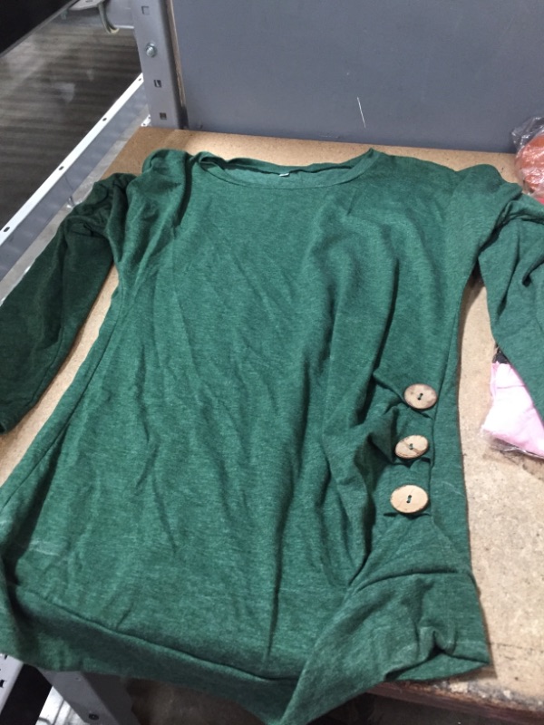 Photo 10 of ***non-refundable***
assorted goods
medium green long sleeve, flip flops size 9/10 & 8/9, baby moccasins 1.5 size, core 10 size m, scarf with pocket, girl outfit size 4/5t, gloves , face mask