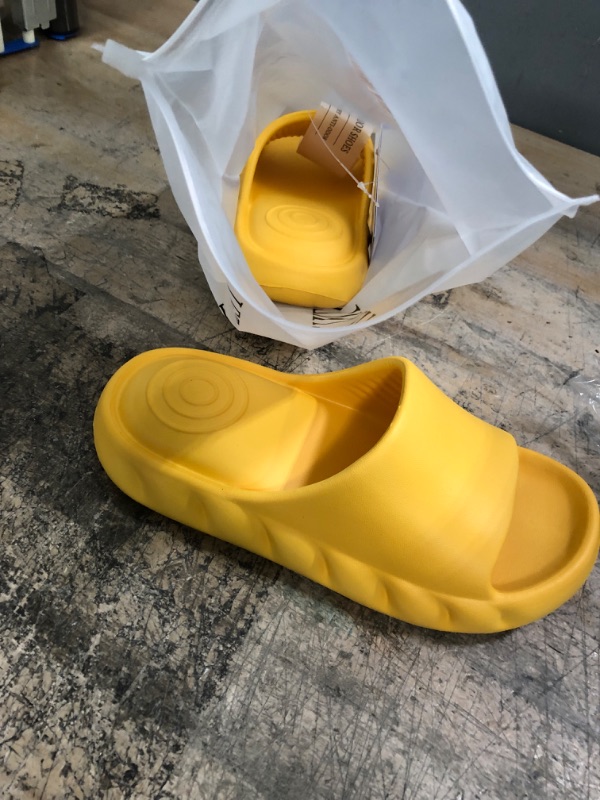 Photo 2 of HZ.AILIZ Cloud Slides for Women and Man,Cushioned Sandals for Women Non-slip and Quick-drying Slippers Thick-Soled to Protect the Heel Lndoor and Outdoor Living Shoes Slide Cloud Slippers