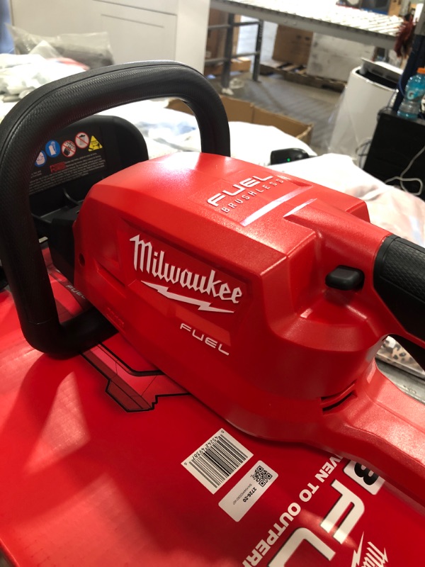 Photo 4 of "Milwaukee 2726-20 M18 FUEL 18V 24-Inch Ergonomic Hedge Trimmer - Bare Tool" (Tool Only)
***Looks New***