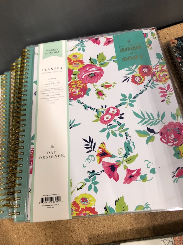 Photo 1 of **SOLD AS A BUNDLE**NOT REFUNDABLE**
2020-2021-------2021-2022-----2022 Book planners. 
