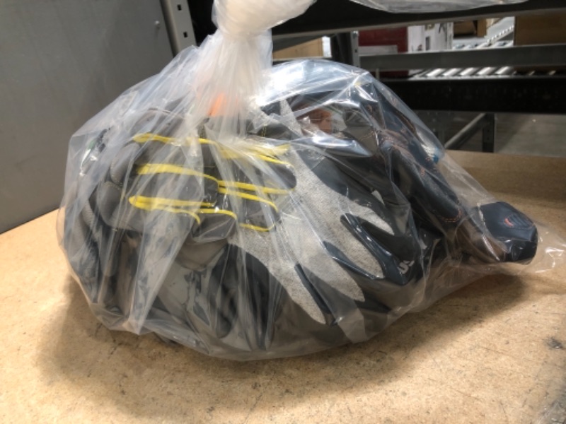 Photo 2 of *** HOMEDEPOT BUNDLE OF GLOVES**   *** NON-REFUNDABLE***
*** SOLD AS IS***
