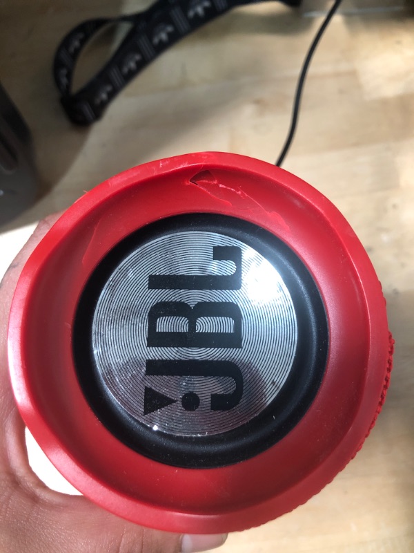 Photo 3 of JBL CHARGE 5 - Portable Bluetooth Speaker with IP67 Waterproof and USB Charge out - Red
**damaged, tested- working!**
