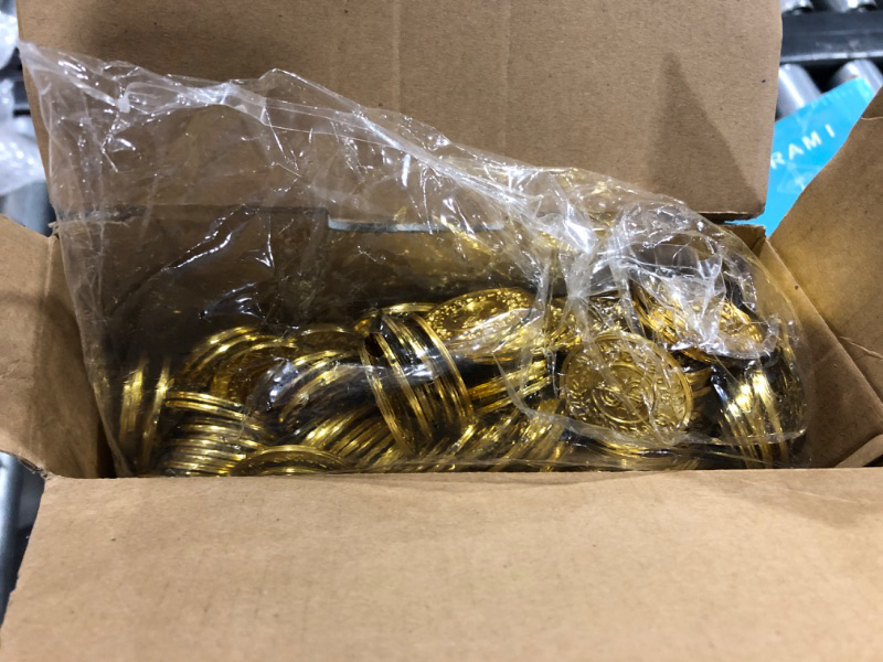 Photo 2 of 1000 Pcs Pirate Gold Coins Plastic Treasure Coins Play Toy Coins Fake St. Patricks Coin for Pirate Party Favors Supplies Treasure Hunt Game Teachers Classroom Reward