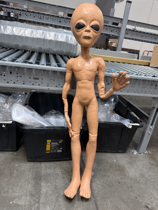 Photo 2 of Alien Prop Realistic Roswell UFO Alien Area 51 Haunted House Resin Halloween Decoration
