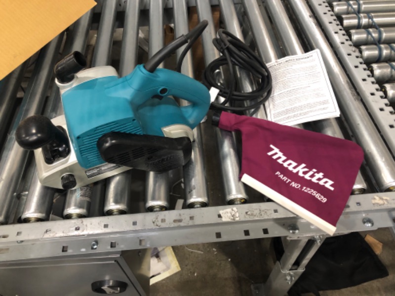 Photo 2 of Makita 9403 4" x 24" Belt Sander, Teal