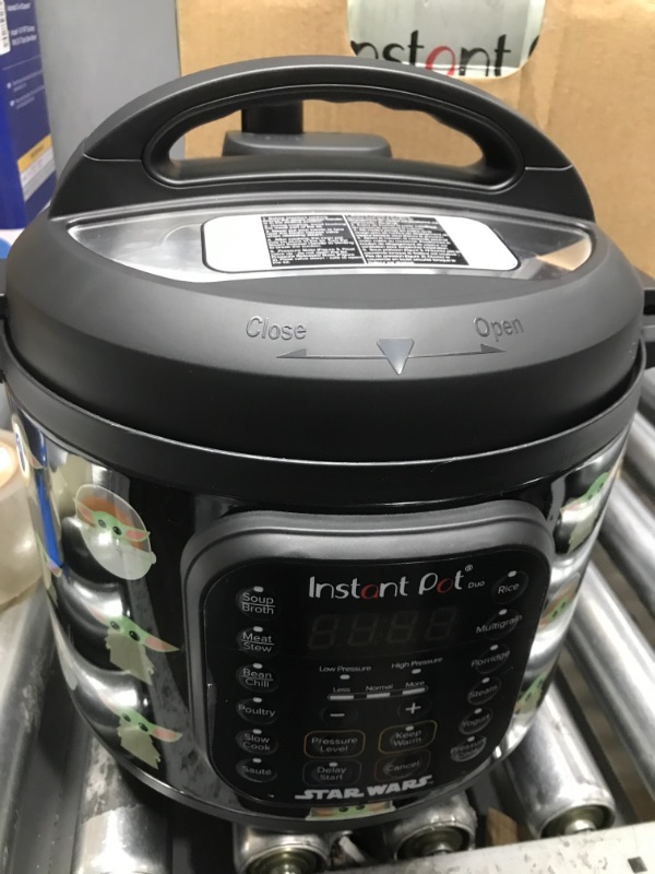 Photo 2 of *** POWERS ON*** Instant Pot Star Wars 6Qt Duo Little Bounty, black