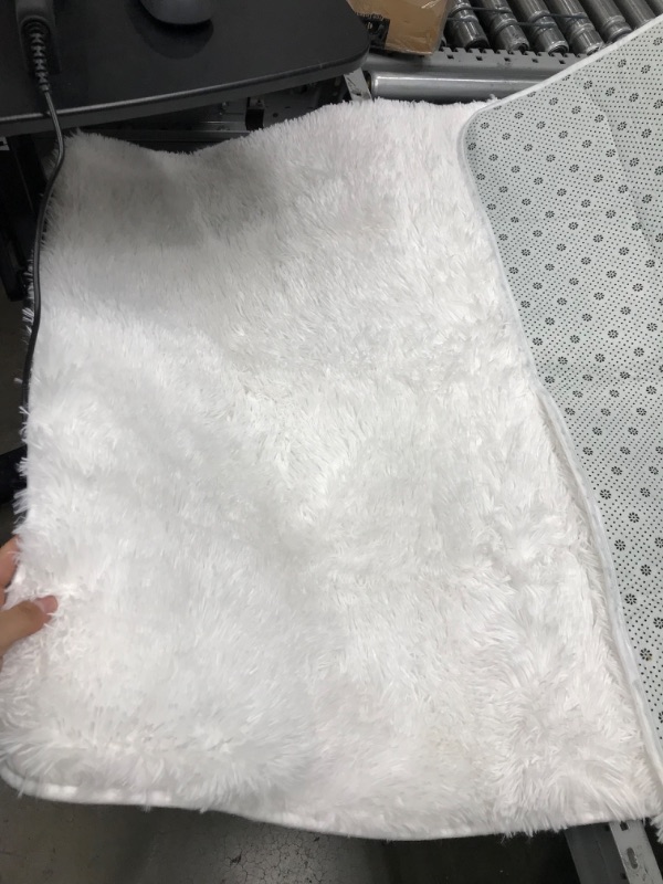 Photo 1 of 5X3 FT  FLUFFLY WHITE RUG 