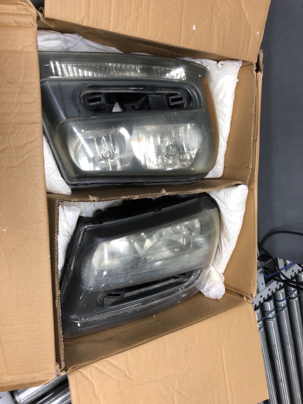 Photo 2 of ****VERY USED****   DWVO Headlight Assembly Compatible with 2003-2006 Chevy Avalanche Silverado 1500 2500 3500/2007 Chevrolet Silverado Classic (Black) A Black Housing Clear Reflector OE Replacement