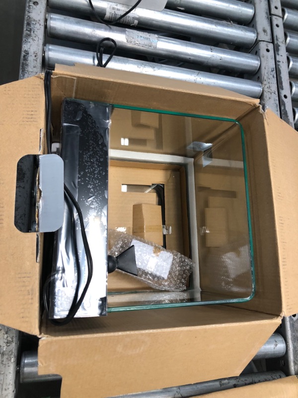 Photo 1 of **USED ITEM, MINOR DAMAGE VIEW PHOTOS**
Marineland Contour Rail Light Aquarium Kit