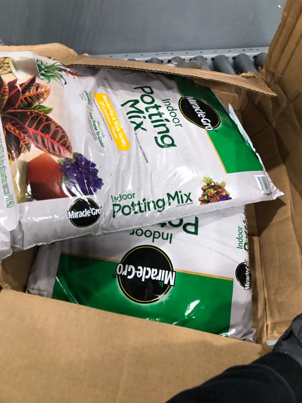 Photo 2 of 2 BAGS
Miracle-Gro Indoor Potting Mix, 16 qt.