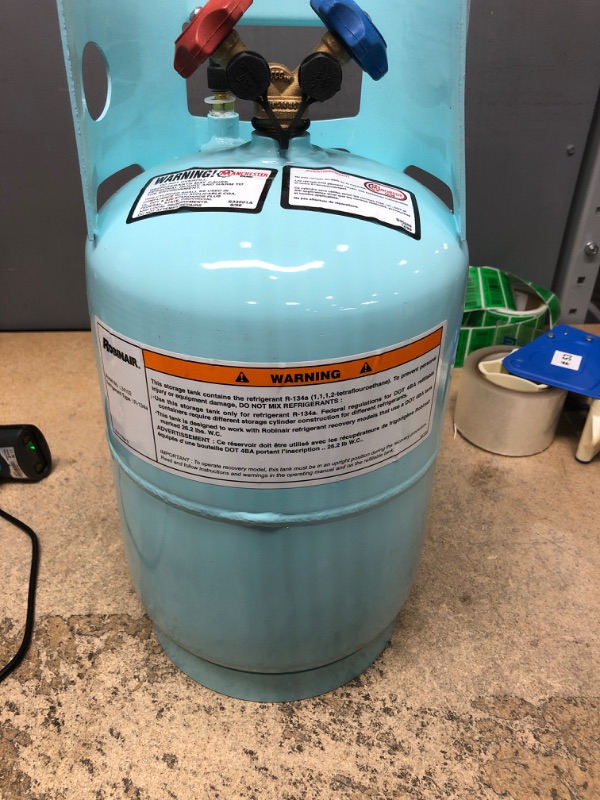 Photo 2 of Robinair (34102) Refrigerant Tank for R-134a, refrigerant not included - 30 lbs. , Light Blue, --CHIPPED PAINT ON BOTTOM --