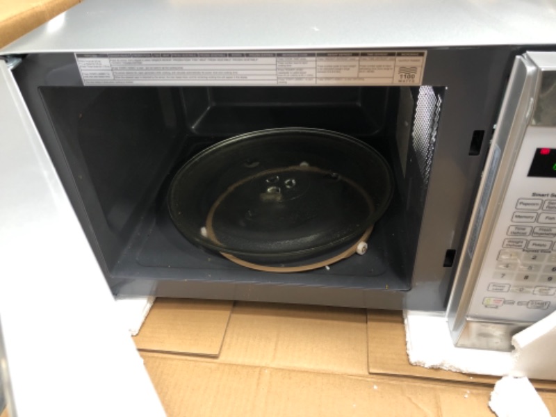 Photo 3 of ****FOR PARTS ONLY TURNS ON BUT DOES NOT WORK*** Farberware Countertop Microwave Oven 1.3 Cu. Ft. 1100-Watt with Smart Sensor Cooking, ECO Mode and Green LED Lighting, Child Lock, Easy Clean Black Interior, Retro White and Platinum Copper