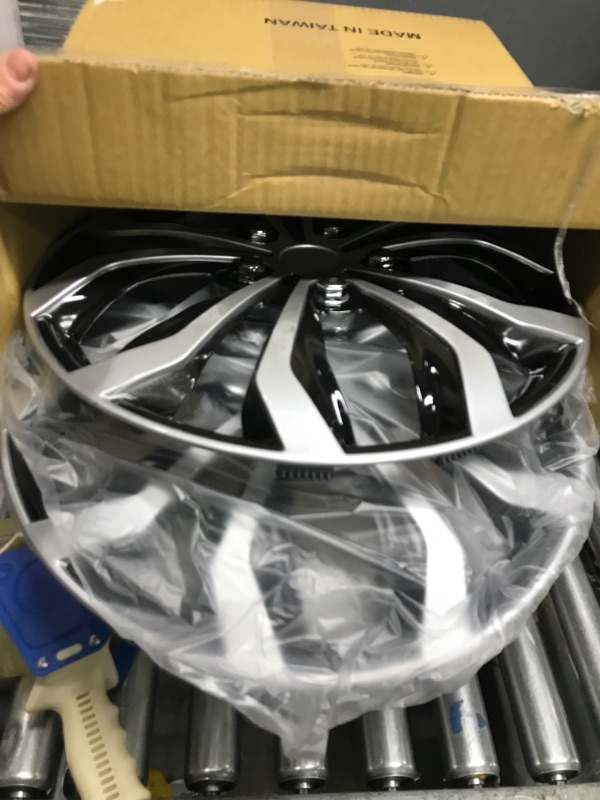 Photo 1 of **missing 2 **
Pilot Automotive WH553-16S-BS 16 Inch Spyder Black & Silver Universal Hubcap Wheel Covers for Cars - Set of 4 - Fits Most Cars Spyder/Black & Silver 16-inch