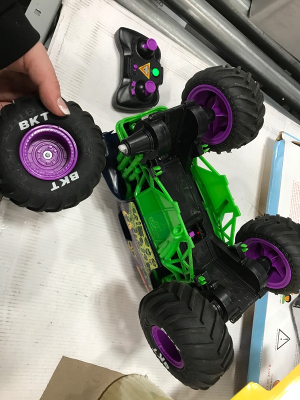 Photo 4 of *DAMAGED* Monster Jam, Official Grave Digger Freestyle Force, Remote Control Car, Monster Truck Toys for Boys Kids and Adults, 1:15 Scale