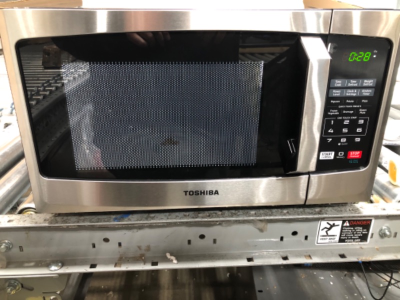 Photo 1 of TOSHIBA EM925A5A-SS Countertop Microwave Oven, 0.9 Cu Ft With 10.6 Inch Removable Turntable, 900W, 6 Auto Menus, Mute Function & ECO Mode, Child Lock, LED Lighting, Stainless Steel
