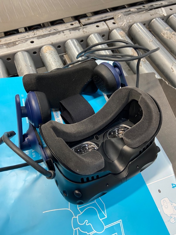 Photo 5 of HTC VIVE Pro 2 Virtual Reality System
