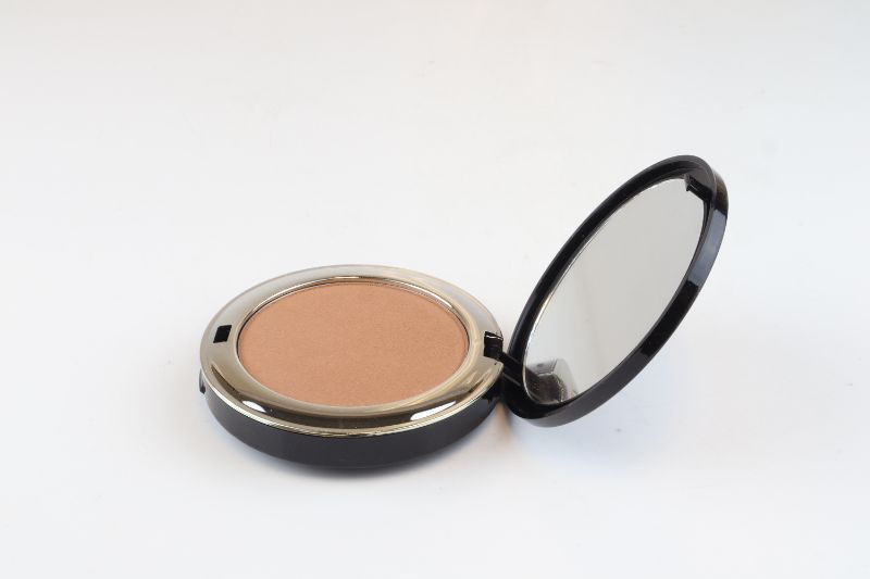 Photo 2 of STARSHINE COMPACT MINERAL BRONZER SILKY SMOOTH POWDER ADDS HEALTHY SUN KISSED GLOW TO ANY COMPLEXION TALC PARABEN SULFATES SYNTHETIC DYES NUTS AND GLUTEN FREE NEW 