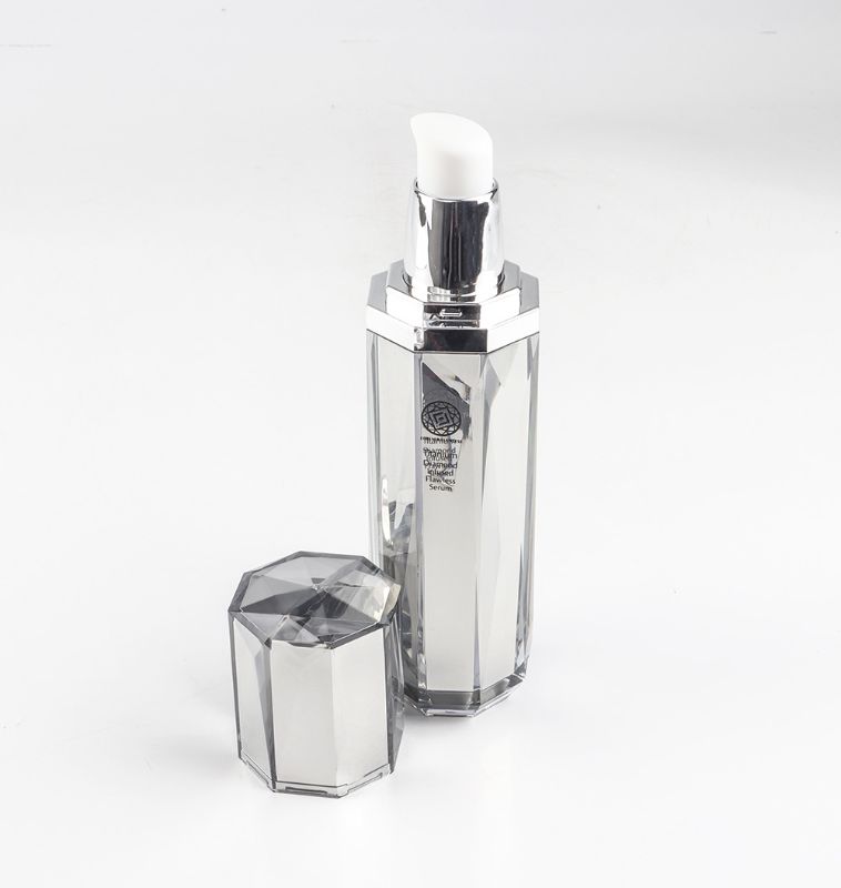 Photo 4 of DIAMOND INFUSED TITANIUM SERUM BATTLES AGING SIGNS HELPS BOOST MOISTURE AND RADIATING SKIN NEW 
