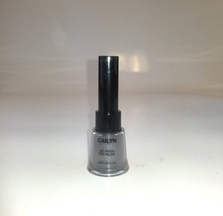 Photo 1 of CAILYN DARK GREY MINERAL EYE POLISH NEW 