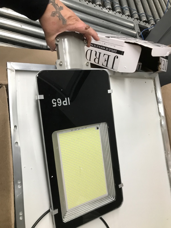 Photo 6 of *** NOT ABLE TO TEST *** XLB-TYNFD New Solar Street Lights 2000W LED Solar Powered Street Light Commercial Outdoor Light Dusk to Dawn Solar Light with Remote IP67 Waterproof Super Bright for Parking Lot, Pathway, Street