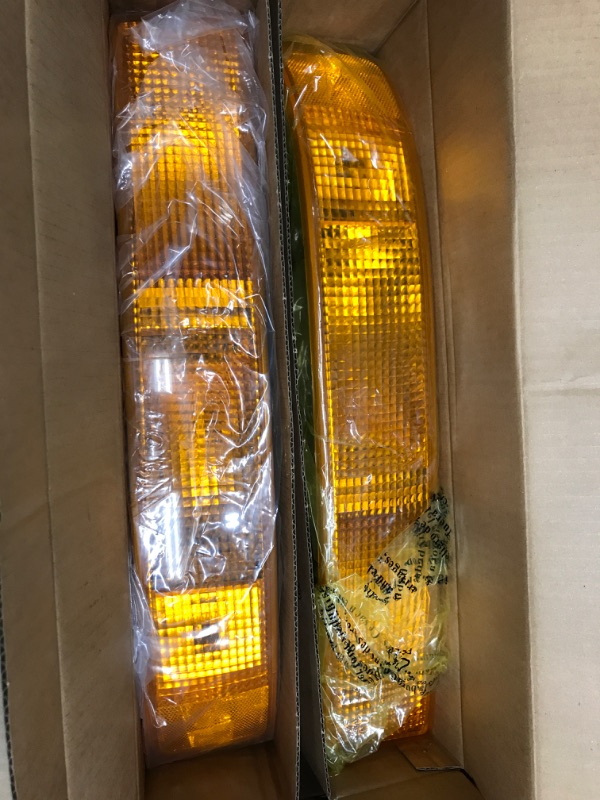 Photo 2 of *One Damaged-See Last Photo*  KarParts360 For Chevy Express 1500/2500 / 3500 Parking Signal Light Assembly 2003-2015 Pair Driver and Passenger Side For GM2520188 | 22940755