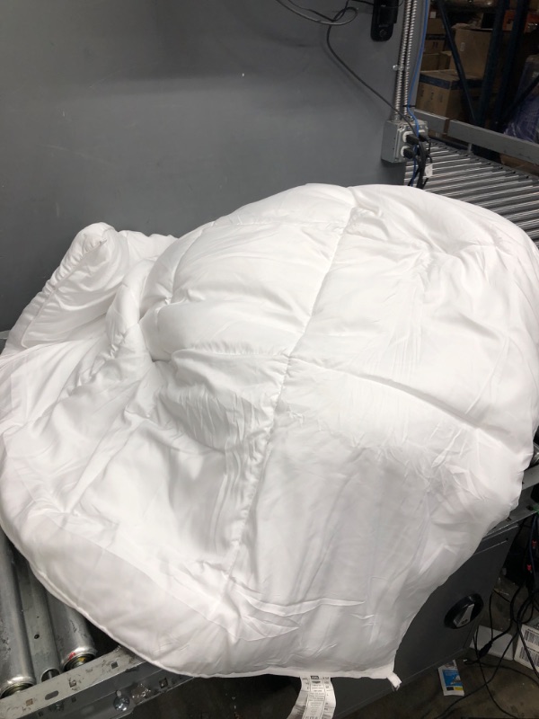 Photo 2 of ****USED***  Utopia Bedding Down Alternative Comforter (Full, White) - All Season Comforter - Plush Siliconized Fiberfill Duvet Insert - Box Stitched
