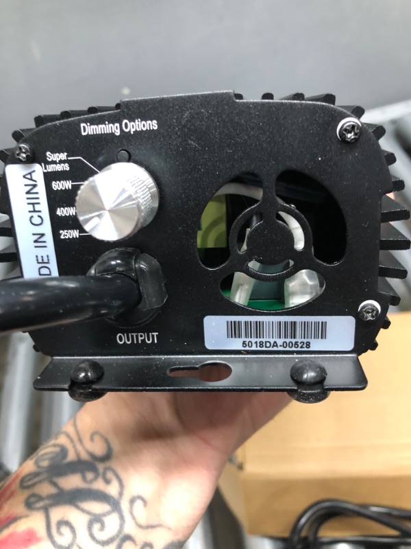 Photo 1 of iPower GLBLST600D Horticulture 600 Watt Digital Dimmable Electronic Ballast for Hydroponics HPS MH Grow Light, 600W
unique plug unable to test
