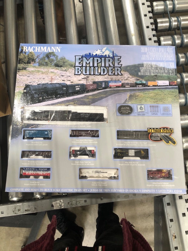 Photo 1 of Bachmann Trains - Empire Builder Ready To Run 68 Piece Electric Train Set - N Scale