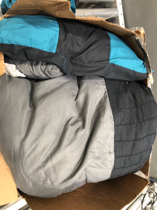 Photo 1 of 12'x18' greblack,White/teal comforter set 