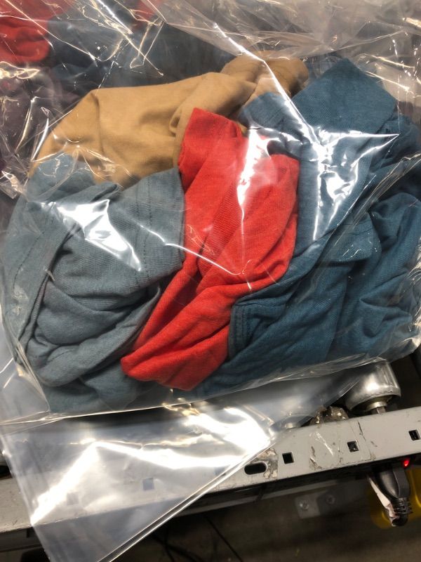 Photo 1 of *** BUNDLE OF 4 ASSORTED SIZE AND COLOR MENS T-SHIRTS*** 
SOLD AS IS NO RETURNS 