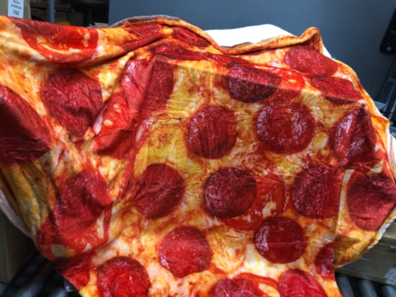 Photo 2 of  ROUND PIZZA BLANKET 4FT