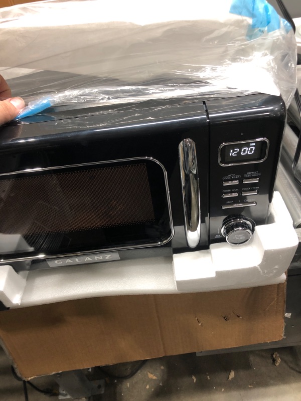 Photo 4 of 1.1 cu. ft. Retro Countertop Microwave in Black