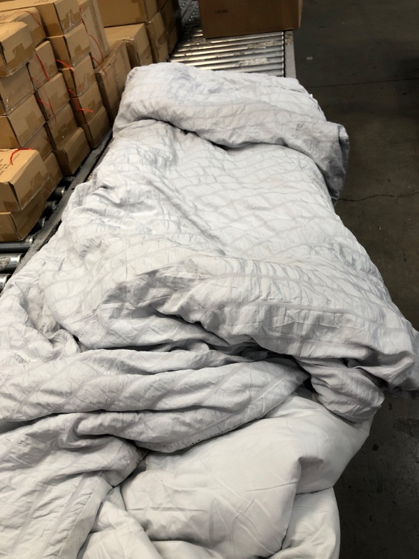 Photo 1 of 2 Comforters Only***********AveLom Seersucker Full Comforter Set (80x90 inches), 3 Pieces - 100% Soft Washed Microfiber Lightweight Comforter with 2 Pillowcases, All Season Down Alternative Comforter Set for Bedding, Light Gray Light Gray Full (80''x90'')