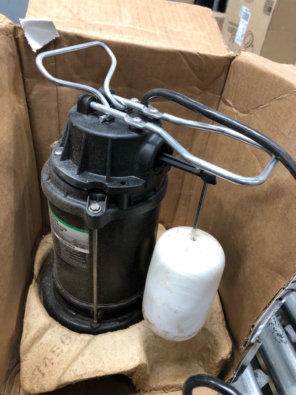 Photo 1 of *Powers On* Wayne 1/3 HP Cast Iron Submersible Sump Pump Cdu790