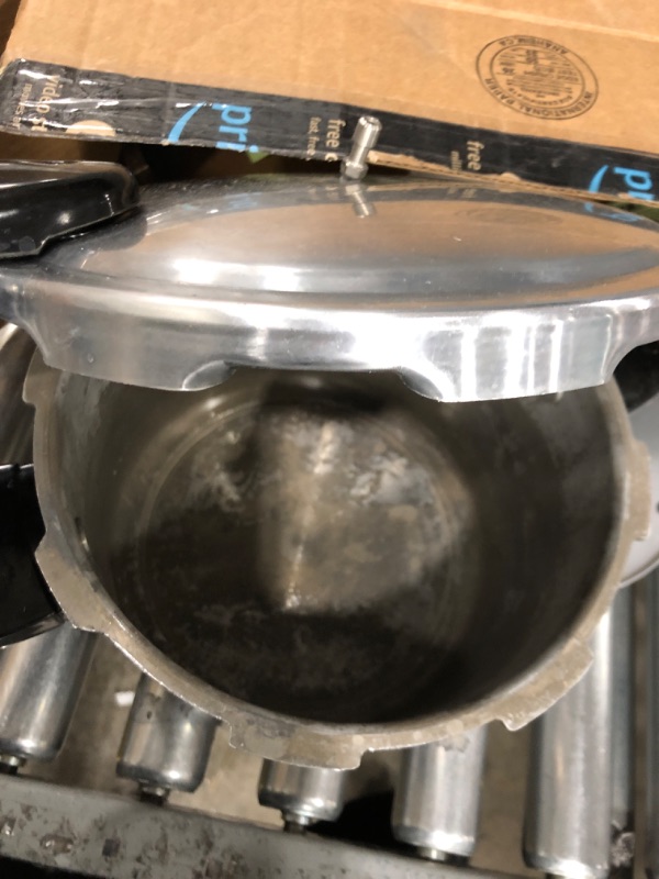 Photo 2 of ****STAINED*** presto 01264 6-quart aluminum pressure cooker