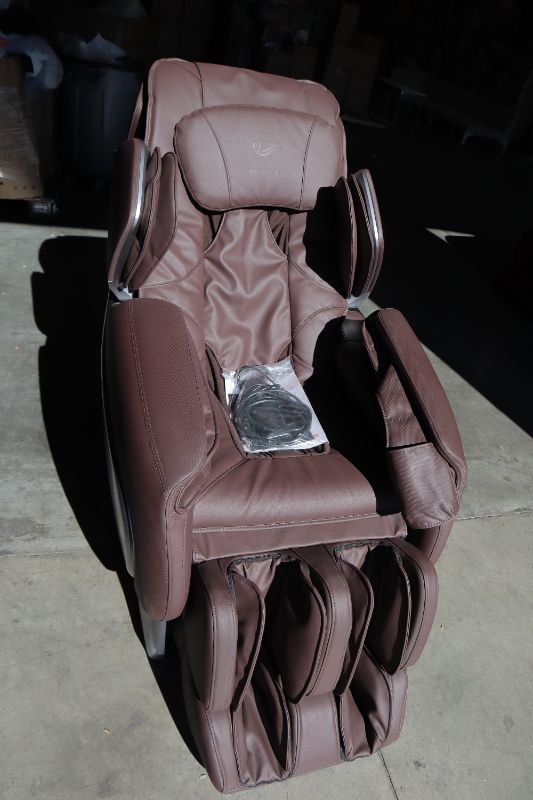 Photo 2 of OASIS MASSAGE CHAIR EMULATION MASSAGE METHODS SHIATSU KNEADING FLAPPING AND KNOCKING 2 MEMORY FUNCTION SETTING MANUAL MASSAGE 5 SPEED LEVELS 3 AIR PRESSURE MASSAGE FUNCTIONS ARM AND LEG FUNCTIONS WITH HEATING NEW  NO BOX $12000