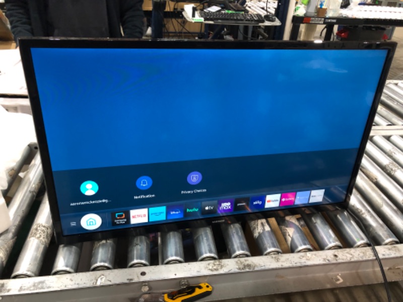 Photo 2 of SAMSUNG 32-inch Class LED Smart FHD TV 1080P (UN32N5300AFXZA, 2018 Model)
