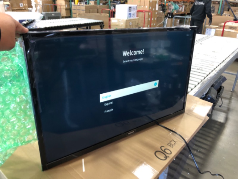 Photo 2 of SAMSUNG 32-inch Class LED Smart FHD TV 1080P (UN32N5300AFXZA, 2018 Model)