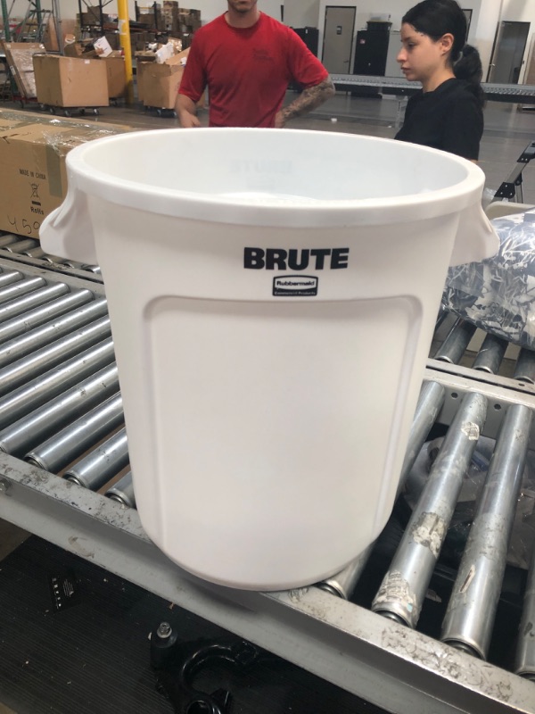 Photo 2 of Brute 10 Gal. White Plastic Round Trash Can