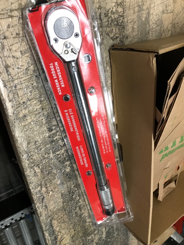 Photo 2 of Powerbuilt Micrometer Torque Wrench, 1/2-Inch Drive, Reversible Ratchet Clicks, Lockable, 30 to 150 Foot Pound Range - 644999