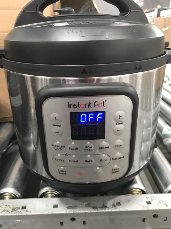 Photo 2 of ***POWERS ON*** Instant Pot Duo Crisp 11-in-1 Air Fryer and Electric Pressure Cooker Combo with Multicooker Lids that Air Fries, Steams, Slow Cooks, Sautés, Dehydrates and More, Free App With 1900 Recipes, 6 Quart