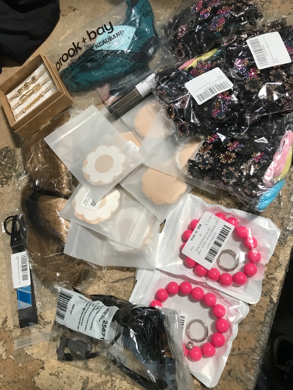 Photo 1 of Bundle of 19 accessories/items