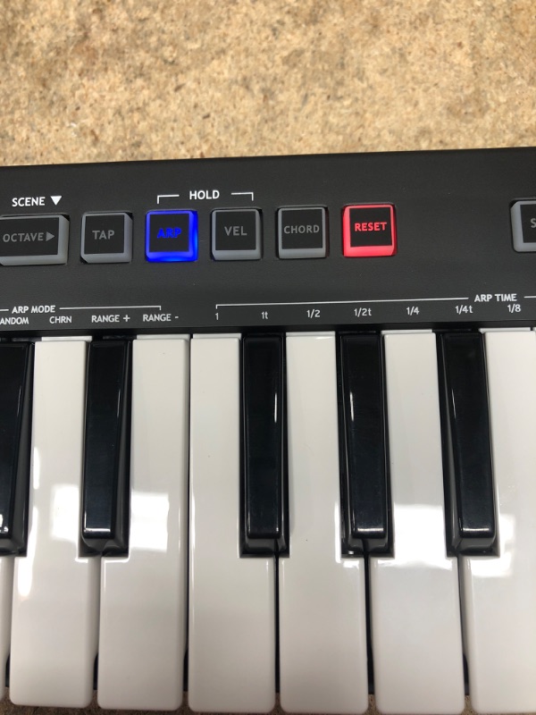 Photo 4 of *** POWERS ON *** AKM322 32-Key MIDI Keyboard Controller with Cubase LE