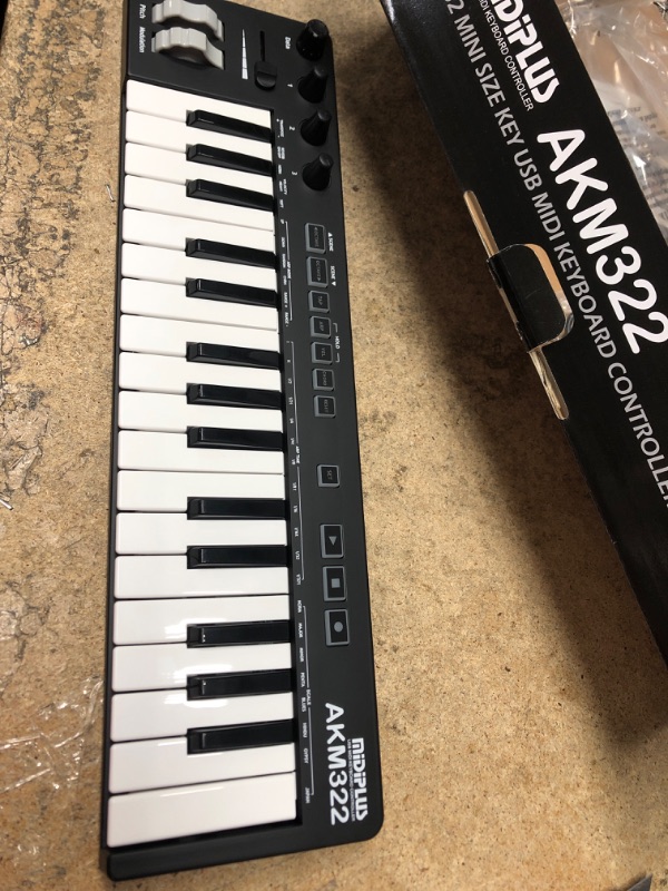 Photo 2 of *** POWERS ON *** AKM322 32-Key MIDI Keyboard Controller with Cubase LE